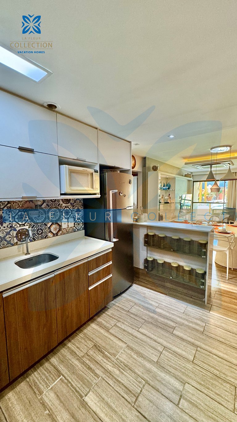 Apartamento com piscina vista jardim